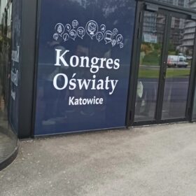 Kongres Oświaty Katowice - baner przy wejściu.