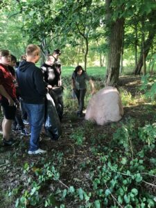 Finałem "Akcji Sprzątanie Świata" było zbieranie odpadów z pobliskiego lasu. Dzięki obecności pracownika nadleśnictwa uczniowie oprócz dobrego uczynku, mogli również poznać ciekawostki dotyczące okolicznych lasów.