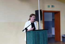 Starostę Górowskiego reprezentowała Naczelnik Wydziału Oświaty, Kultury i Sportu Starostwa Powiatowego w Górze pani Katarzyna Antolak, która wygłosiła przemówienie podczas uroczystości rozpoczęcia roku szkolnego.