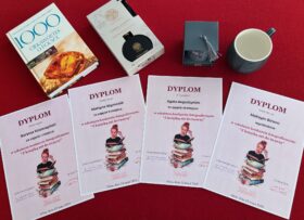 Zdjęcie dyplomów i nagród w konkursie fotograficznym "Z książką mi do twarzy".