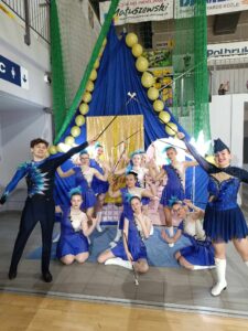 Zdjęcie grupowe zespołu UKS Mażoretki Artis Góra biorącego udział w XXVI Mistrzostwa Polski Mażoretek w Kędzierzynie-Koźlu przed jednym z występów.