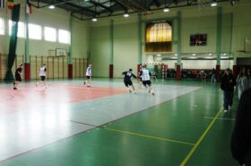 Jedną z atrakcji "Dnia sportu" był turniej piłki nożnej halowej. Zdjęcie jednego z meczów turniejowych. Napastnik jednej z drużyn mija przeciwnika w środku pola, sytuacja 2 na 4.