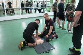 Podczas "Dnia sportu" dzięki współpracy z Powiatową Komendą Straży Pożarnej w Górze nasi uczniowie mogli odbyć szkolenie z zakresu udzielania Pierwszej Pomocy. Na zdjęciu uczeń podczas ćwiczenia resuscytacji na fantomie.