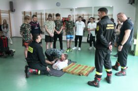 Podczas "Dnia sportu" dzięki współpracy z Powiatową Komendą Straży Pożarnej w Górze nasi uczniowie mogli odbyć szkolenie z zakresu udzielania Pierwszej Pomocy. Na zdjęciu uczeń podczas ćwiczenia resuscytacji na fantomie.