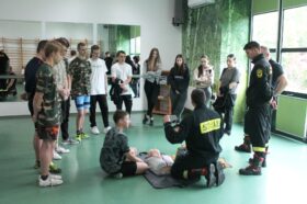 Podczas "Dnia sportu" dzięki współpracy z Powiatową Komendą Straży Pożarnej w Górze nasi uczniowie mogli odbyć szkolenie z zakresu udzielania Pierwszej Pomocy. Na zdjęciu strażacy demonstrują na fantomie, jak poprawnie używać defibrylatora AED.
