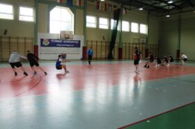 Kolejną sportową atrakcją podczas "Dnia sportu" było przeciąganie liny. Na zdjęciu reprezentanci dwóch klas, które stoczyły ze sobą bój w przeciąganiu liny.