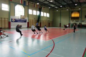 Kolejną sportową atrakcją podczas "Dnia sportu" było przeciąganie liny. Na zdjęciu reprezentanci dwóch klas, które stoczyły ze sobą bój w przeciąganiu liny.