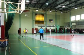 Jedną z atrakcji "Dnia sportu" był turniej piłki nożnej halowej. Zdjęcie jednego z meczów turniejowych. Powolne rozgrywanie piłki w bocznym sektorze boiska.