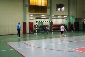 Jedną z atrakcji "Dnia sportu" był turniej piłki nożnej halowej. Zdjęcie jednego z meczów turniejowych. Zawodnik wykonuje rzut karny. Celny strzał w prawą stronę bramki.
