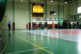 Jedną z atrakcji "Dnia sportu" był turniej piłki nożnej halowej. Zdjęcie jednego z meczów turniejowych. Udana obrona jeden z drużyn i próba wyprowadzenia kontry.