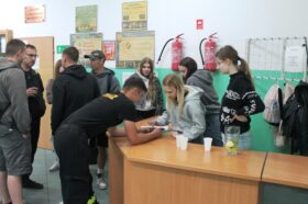 Stanowisko sprzedaży lemoniady na akcję charytatywną prowadzoną podczas "Dnia sportu".