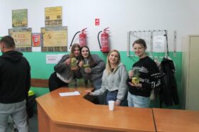 Stanowisko sprzedaży lemoniady na akcję charytatywną prowadzoną podczas "Dnia sportu".