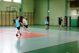 Jedną z atrakcji "Dnia sportu" był turniej piłki nożnej halowej. Zdjęcie jednego z meczów turniejowych. Bramkarz rozpoczyna akcję dalekim wyrzutem ręką.