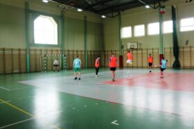 Jedną z atrakcji "Dnia sportu" był turniej piłki nożnej halowej. Zdjęcie jednego z meczów turniejowych. Strzał z rzutu wolnego na bramkę.