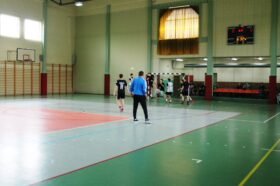 Jedną z atrakcji "Dnia sportu" był turniej piłki nożnej halowej. Zdjęcie jednego z meczów turniejowych. Rozpoczęcie akcji z rzutu rożnego. Dośrodkowanie na głowę atakującego.