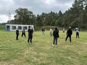 Podczas wyjścia integracyjnego z okazji Dnia Chłopaka był też czas na sport. Uczniowie klasy 1 TIL z wychowawczynią Justyną Czajewską podczas gry w siatkówkę.