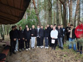 Wspólne zdjęcie klasy 1 TIL z wychowawczynią podczas wyjścia integracyjnego z okazji Dnia Chłopaka.