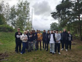 Wspólne zdjęcie klasy 3 TI z wychowawczynią podczas wyjścia integracyjnego z okazji Dnia Chłopaka.