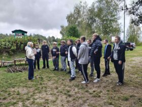 Na zdjęciu klasa 3 TI z wychowawczynią Joanną Żywień podczas wyjścia na strzelnicę z okazji Dnia Chłopaka.