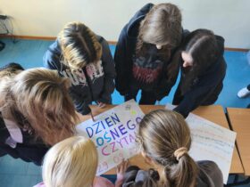 Uczniowie podczas tworzenia plakatu oraz zbioru cytatów promujących akcję "Dzień Głośnego Czytania" 29.09.2025 r.