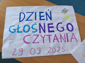 Na zdjęciu widać plakat promujący "Dzień Głośnego Czytania" 29.09.2025 r.