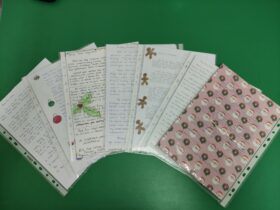 Zdjęcie ręcznie napisanych listów do darczyńców Fundacji Św. Mikołaja.