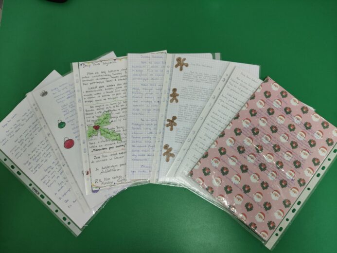 Zdjęcie ręcznie napisanych listów do darczyńców Fundacji Św. Mikołaja.