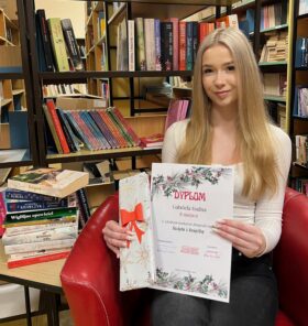 Gabriela Rudna z dyplomem za II miejsce w konkursie - Święta z książką.