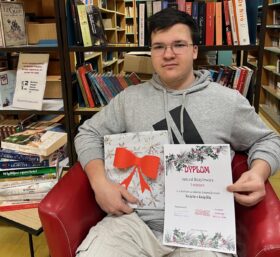 Antoni Bazylewicz z dyplomem za I miejsce w konkursie - Święta z książką.
