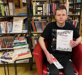 Maksym Stranc z dyplomem za III miejsce w konkursie - Święta z książką.